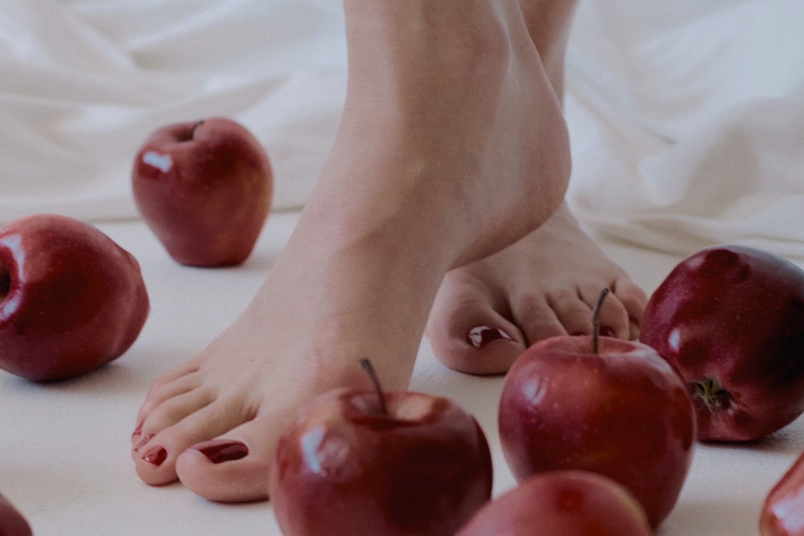 Большое Красное Яблоко | Ребрендинг ногтевой студии — Изображение №18 — Брендинг, Графика на Dprofile