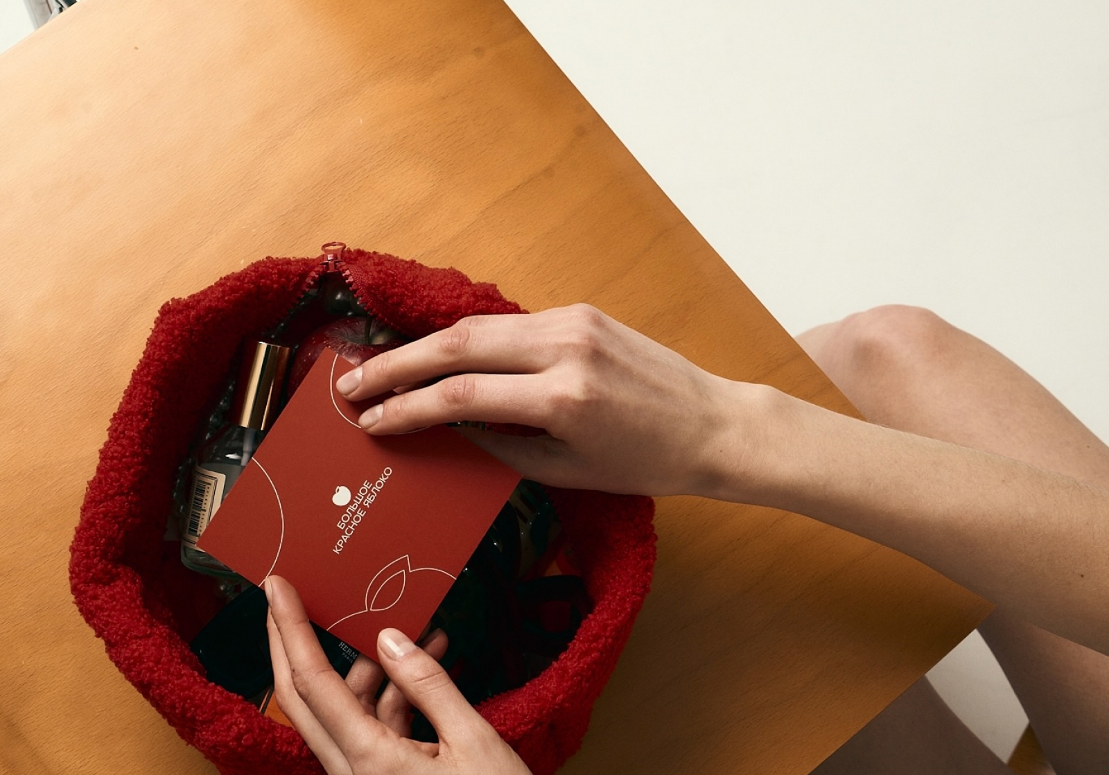 Большое Красное Яблоко | Ребрендинг ногтевой студии — Изображение №3 — Брендинг, Графика на Dprofile