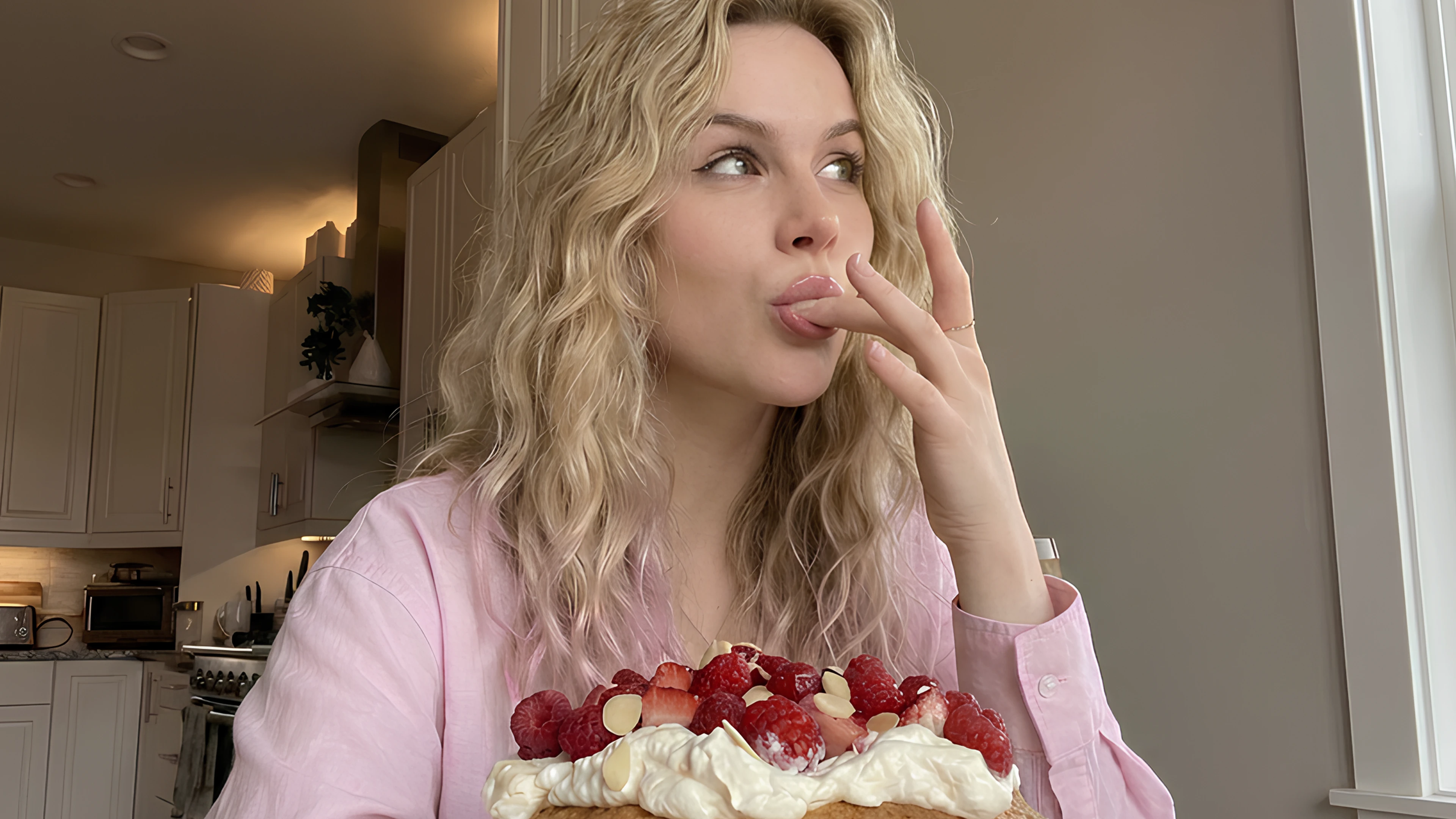 Maybe | Брендинг для кондитерской и кафе — Изображение №7 — Брендинг на Dprofile