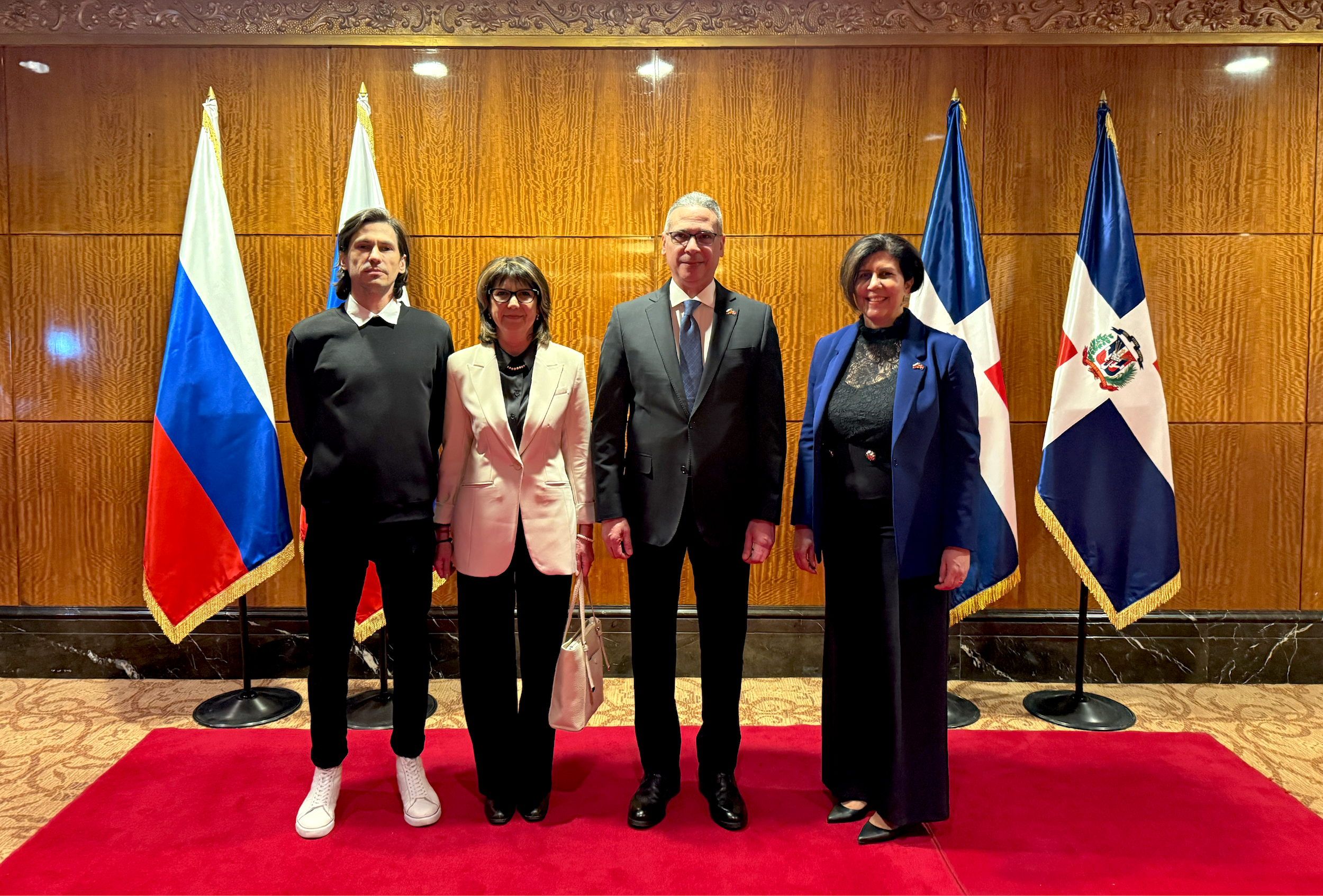 Логотип «Доминикана-Россия 80» — Изображение №10 — Брендинг на Dprofile