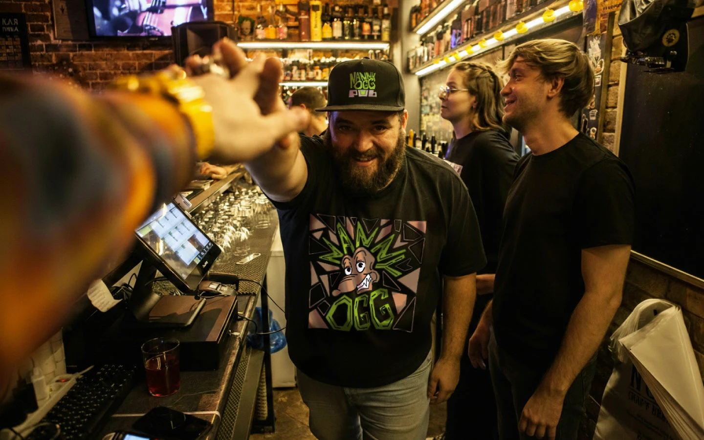 Логотип, фирменный стиль для бара Nunny Ogg PUB — Изображение №7 — Брендинг на Dprofile