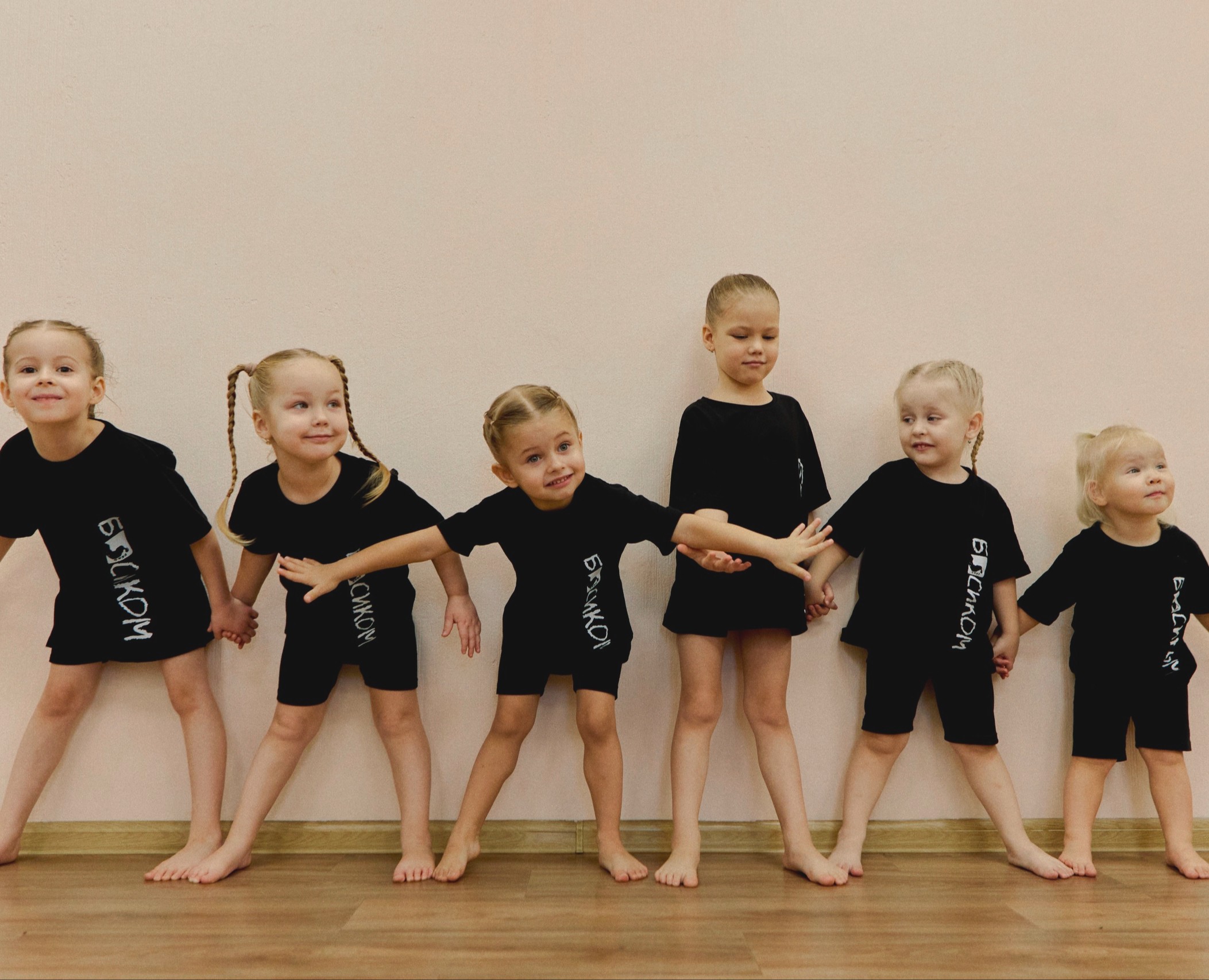 Айдентика детского театра танца — Брендинг на Dprofile