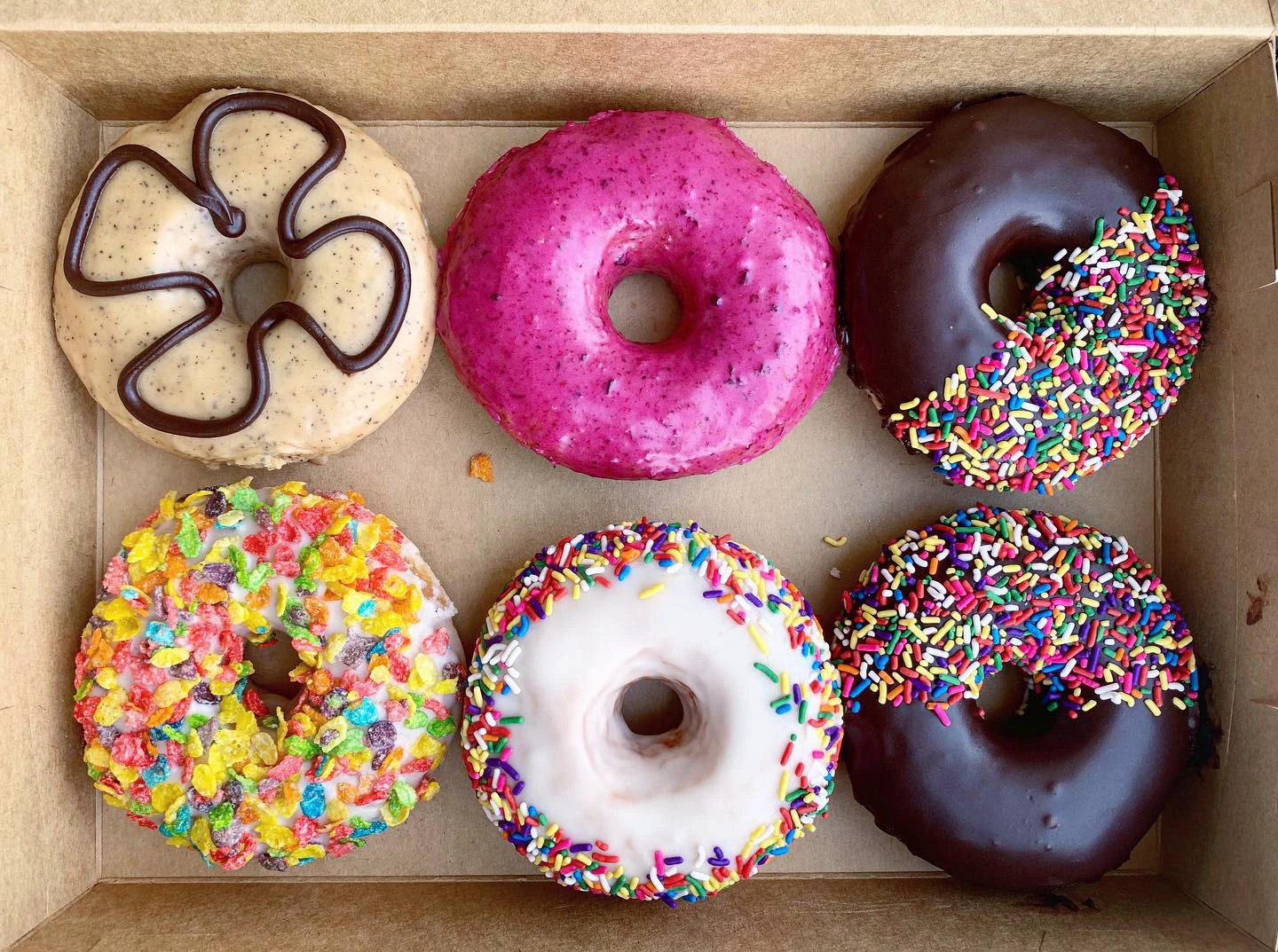 Фирменный стиль | Упаковка |Служба доставки пончиков — Изображение №2 — Брендинг на Dprofile