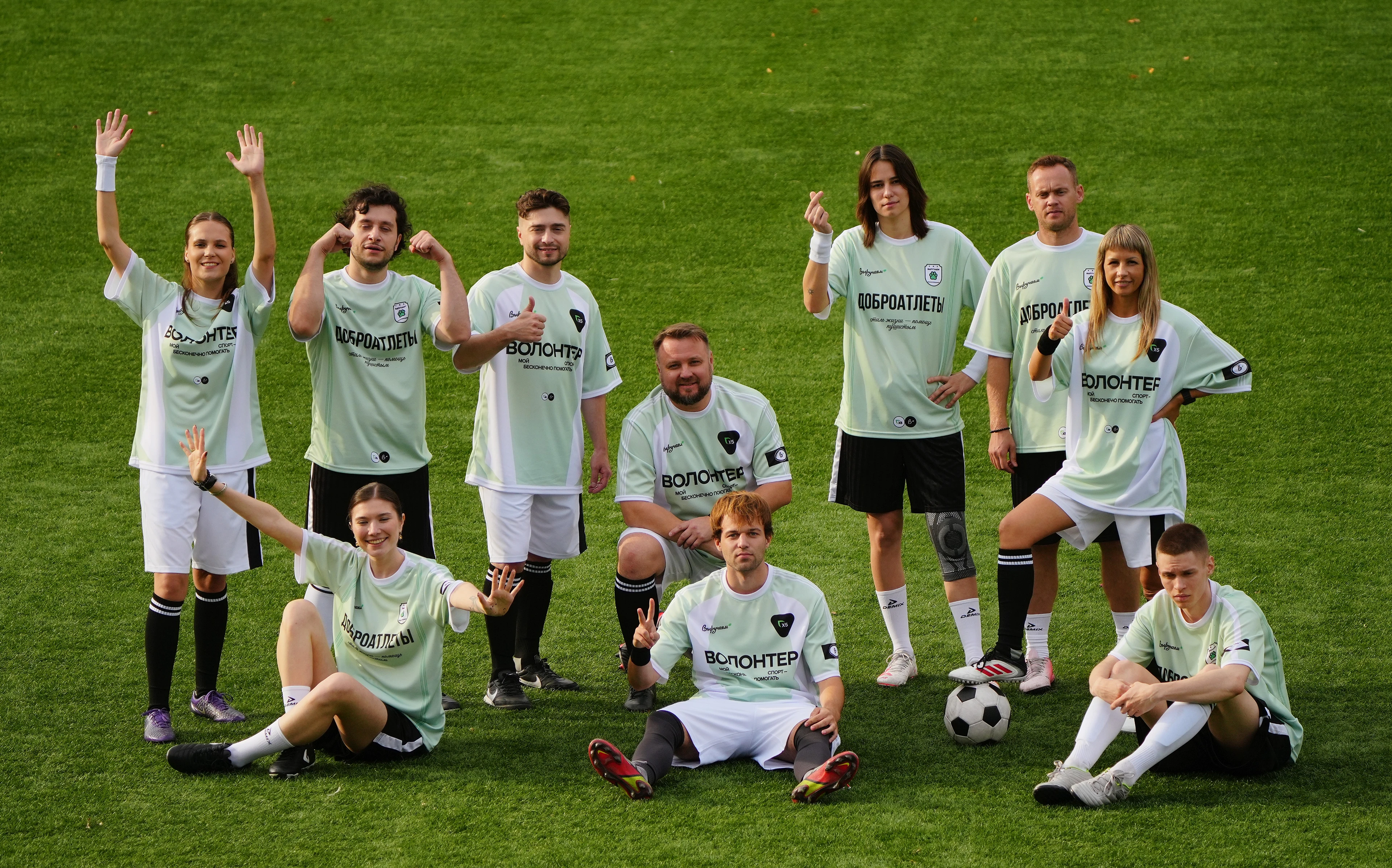 ВЫРУЧАЕМ. Х5 | Дизайн мерча — Изображение №1 — Брендинг на Dprofile