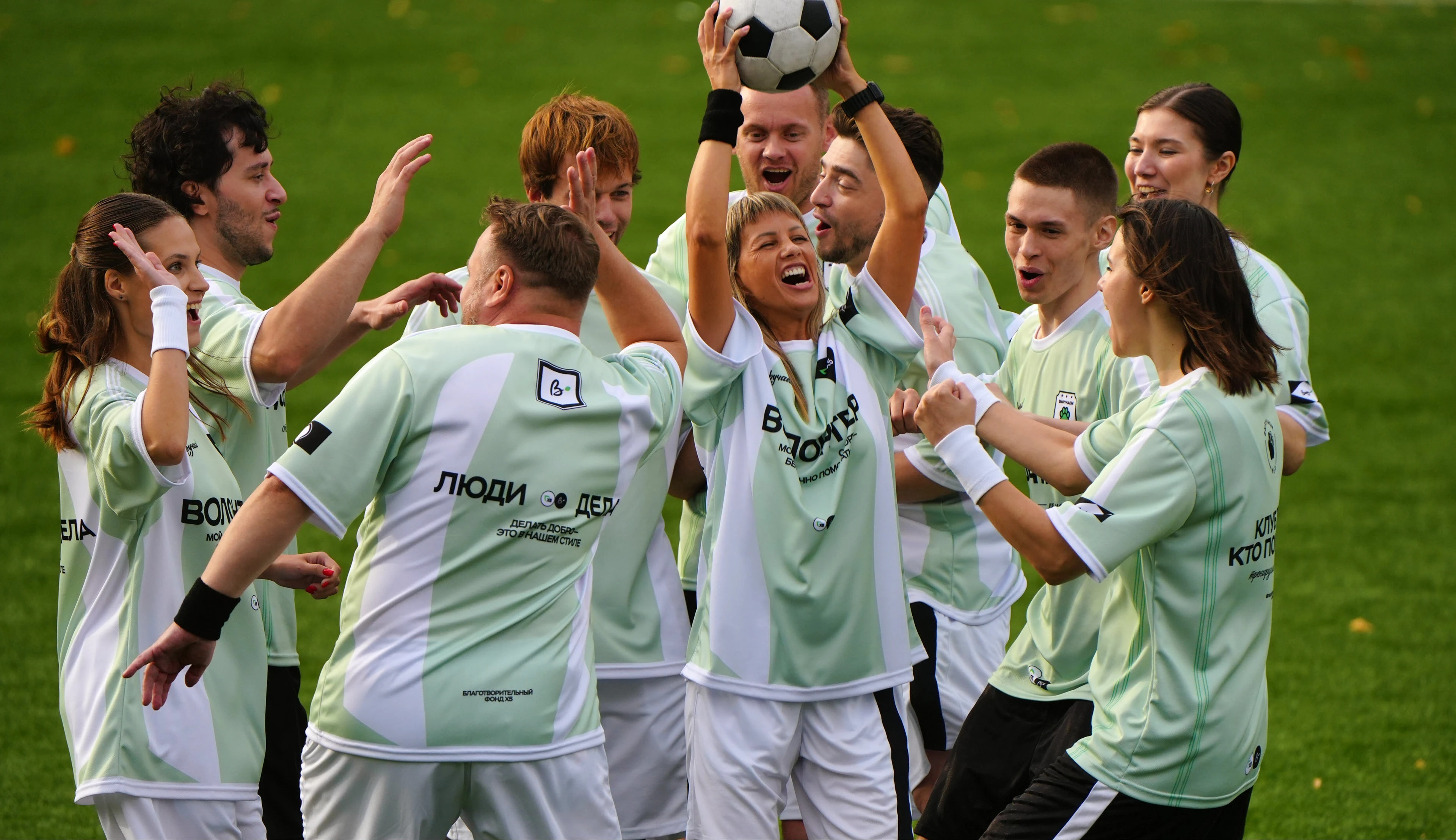 ВЫРУЧАЕМ. Х5 | Дизайн мерча — Изображение №29 — Брендинг на Dprofile