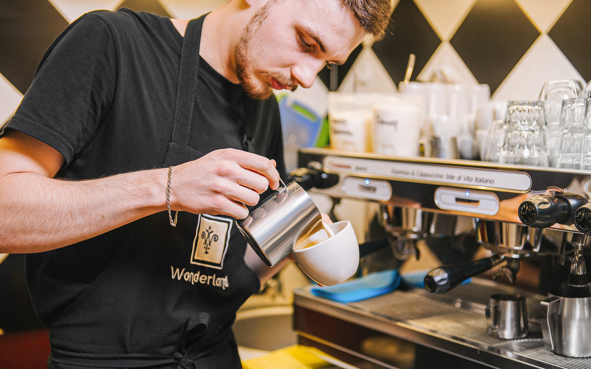 WONDERLAND © TEA&COFFEE CHAIN REBRANDING — Изображение №17 — Брендинг, Иллюстрация на Dprofile