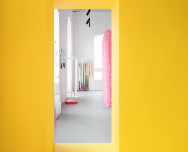 Pink furry walls and vibrant yellow surfaces. — Маркетинг на Dprofile