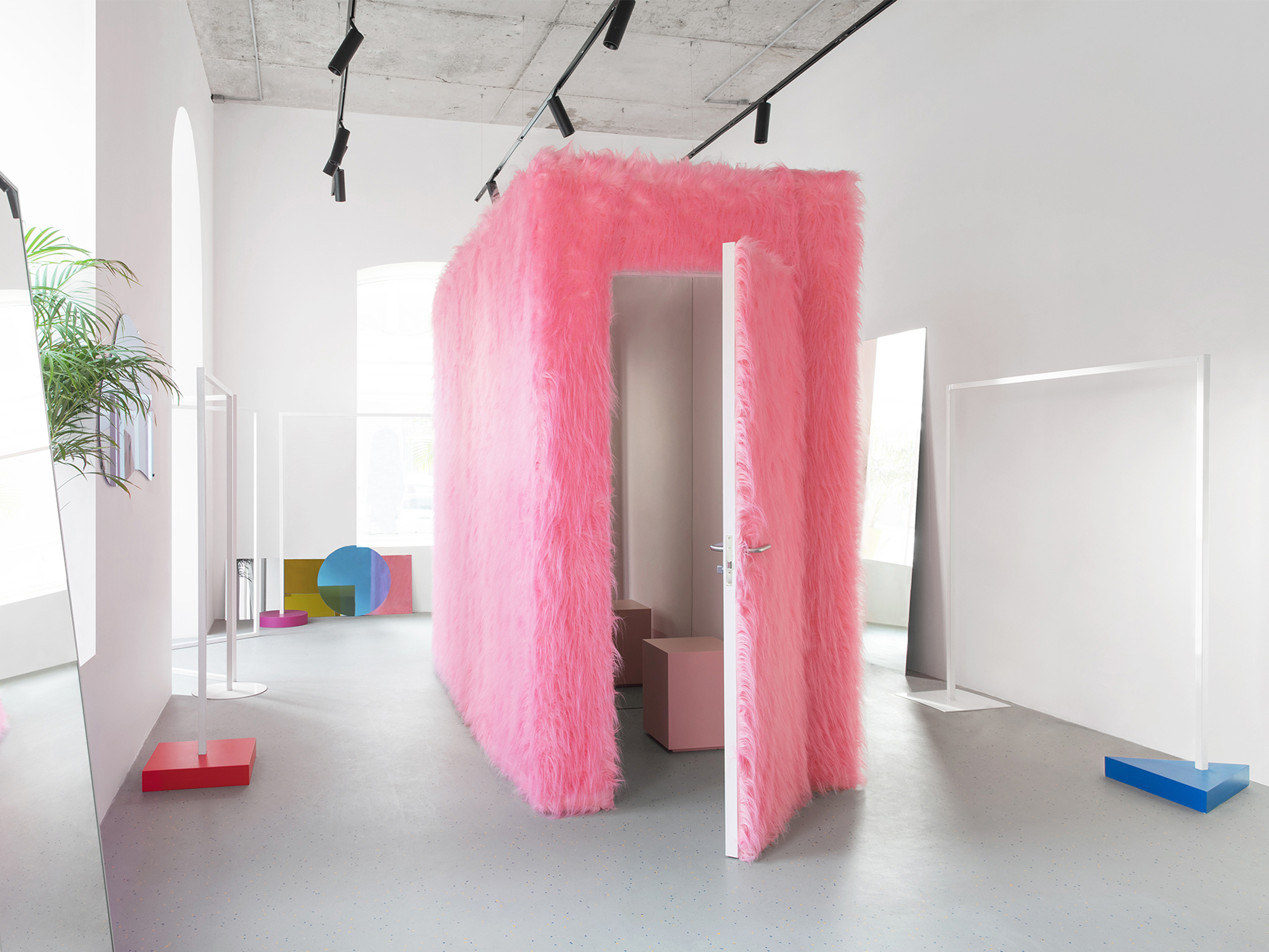 Pink furry walls and vibrant yellow surfaces. — Изображение №3 — Маркетинг на Dprofile
