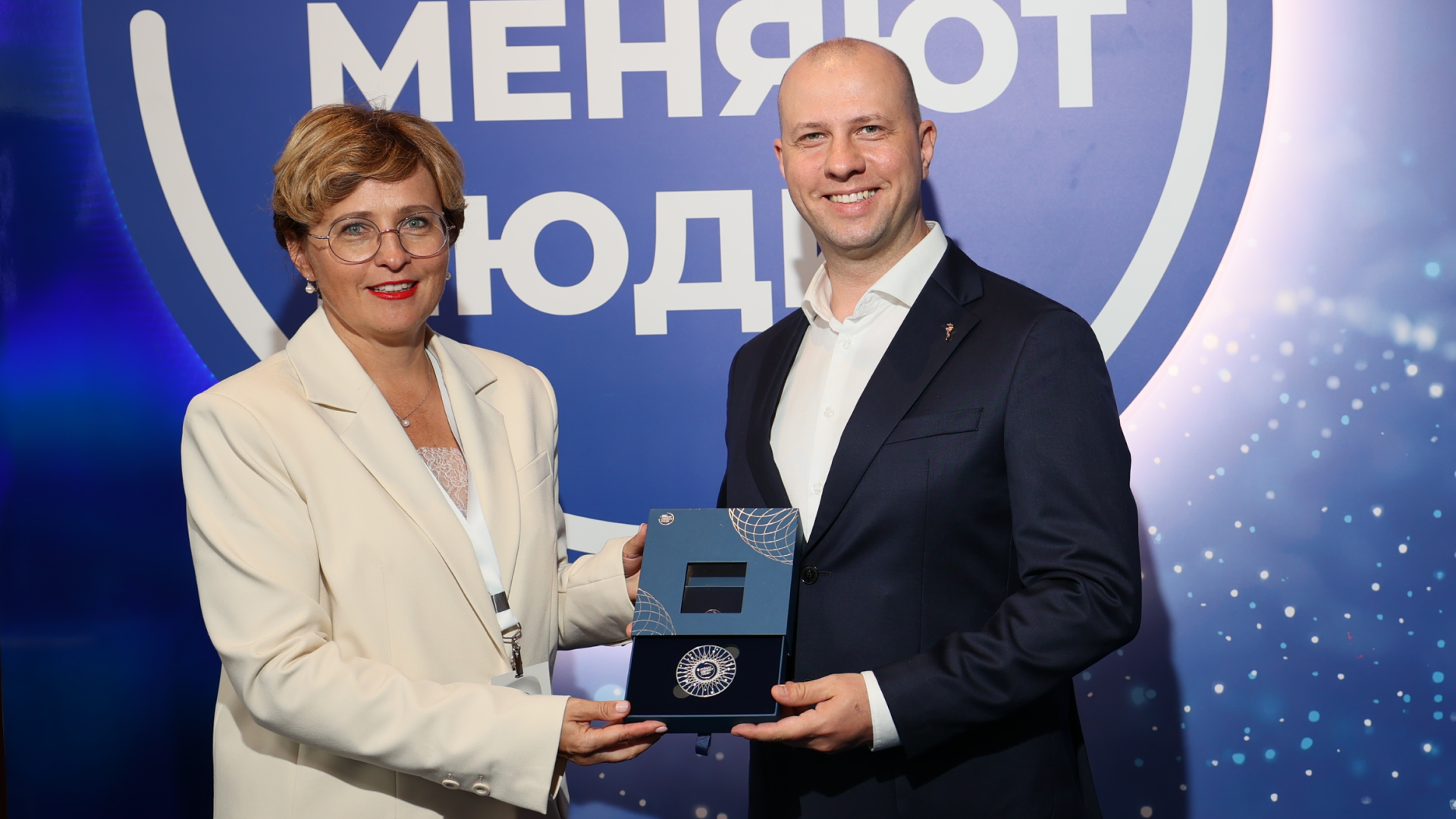 Разработка награды для премии «Страну меняют люди» — Изображение №1 — Брендинг, Графика на Dprofile