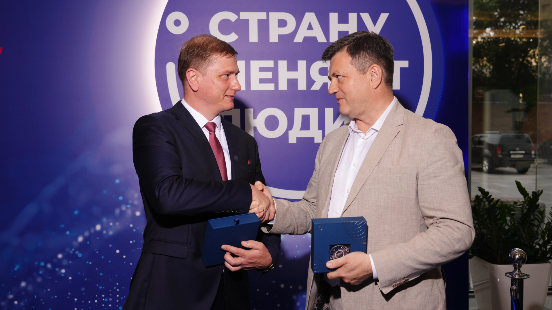 Разработка награды для премии «Страну меняют люди» — Изображение №8 — Брендинг, Графика на Dprofile