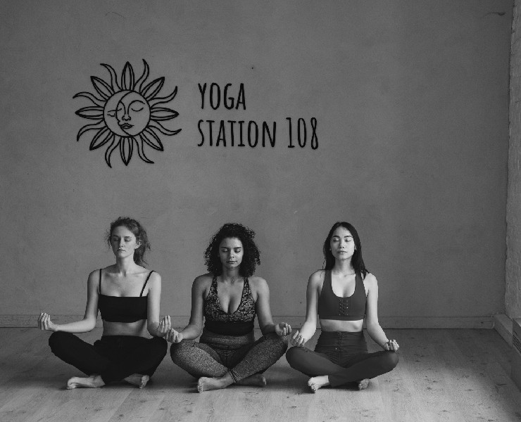 Логотип для студии йоги «Yoga Station 108» — Брендинг, Графика на Dprofile