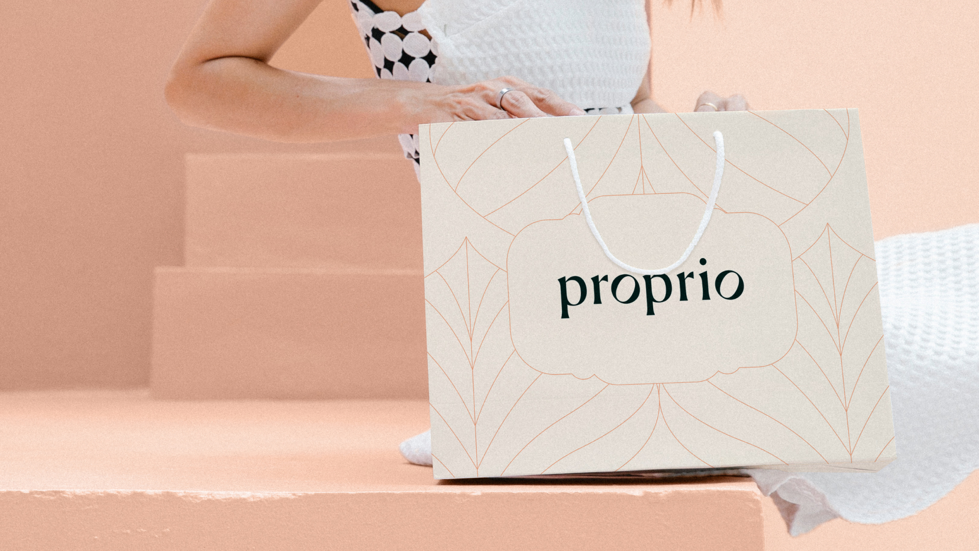 Proprio Store: айдентика магазина женской одежды — Изображение №1 — Брендинг на Dprofile
