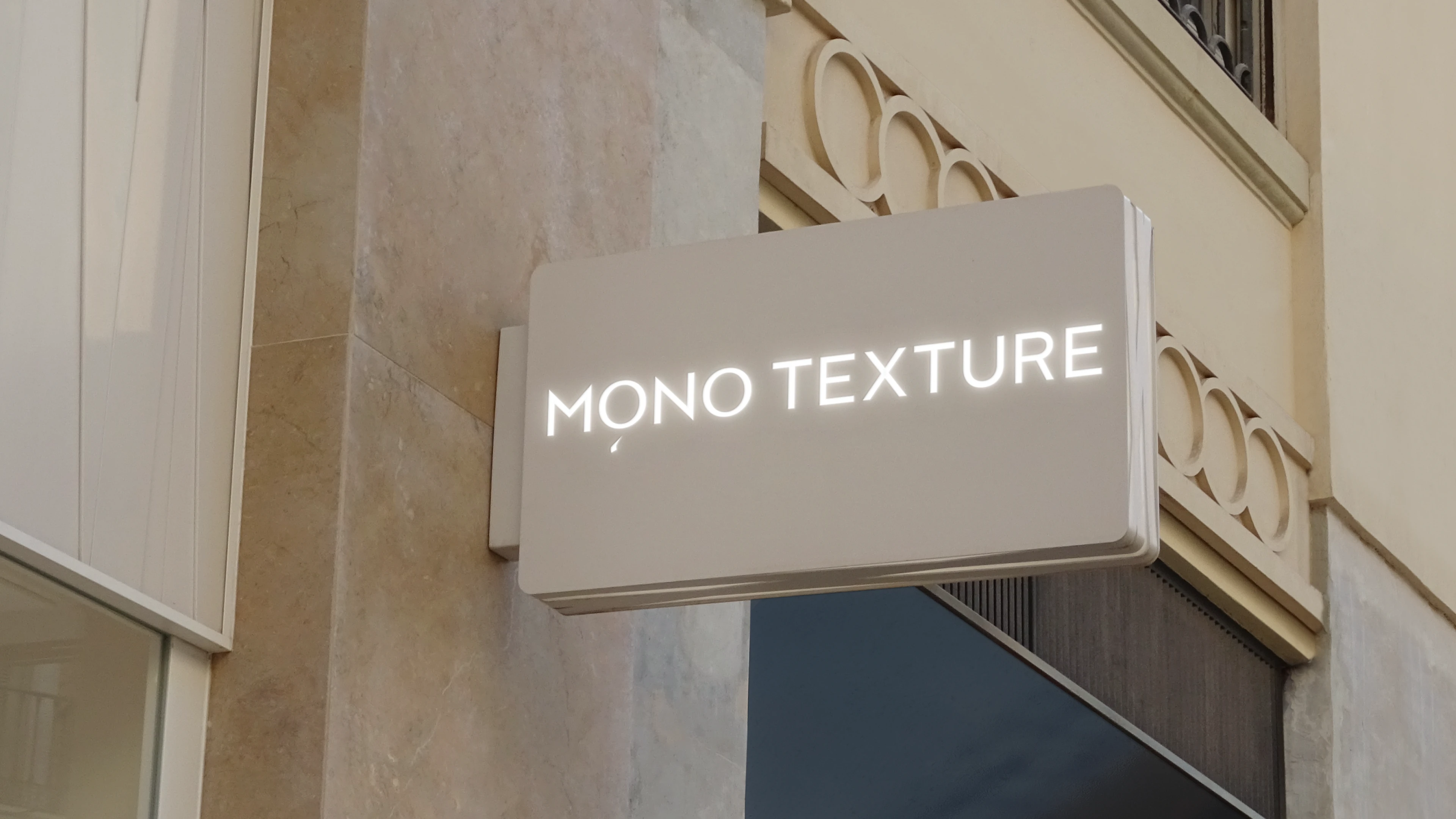 MONO TEXTURE | АЙДЕНТИКА БРЕНДА ЖЕНСКОЙ ОДЕЖДЫ — Изображение №12 — Брендинг, Графика на Dprofile