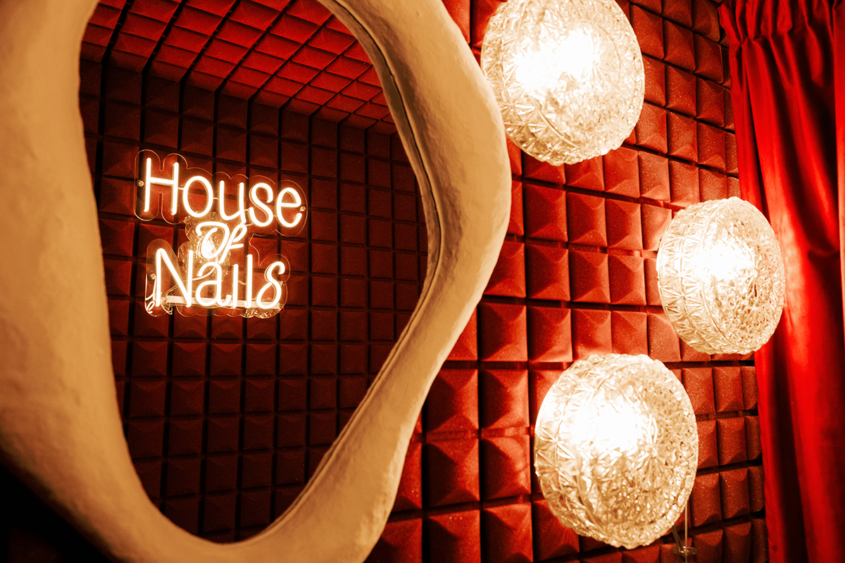 House of Nails Впечатляющие студии маникюра — Изображение №4 — Брендинг, Графика на Dprofile
